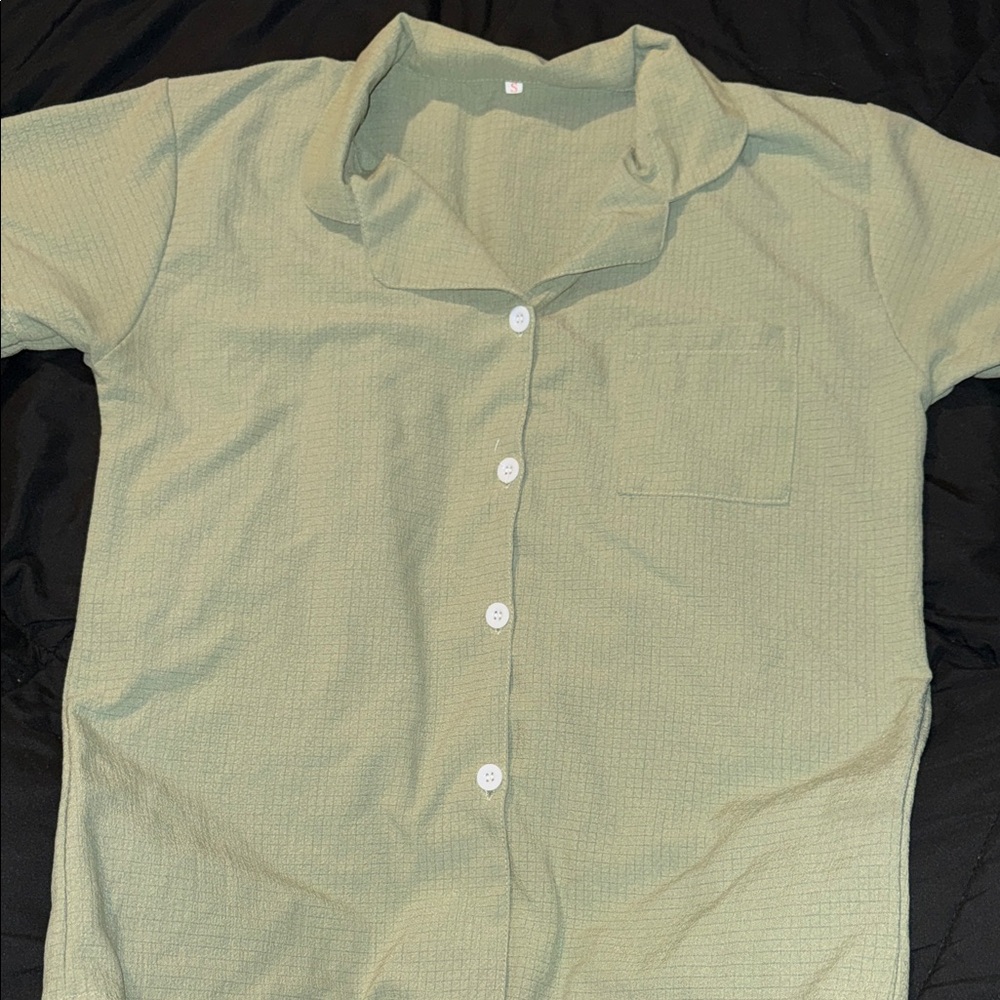 Green Ruffled Button-Up Top - Picture 2 of 3